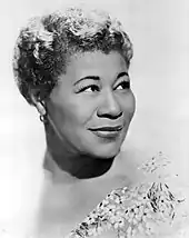 Ella Fitzgerald, première Afro-Américaine à gagner un Grammy Award en 1958, surnommée la « The First Lady of Song » en français : « Première dame de la chanson ».