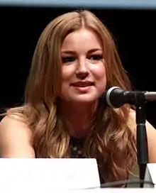 Emily VanCamp interprète l'infirmière Nicolette « Nic » Nevin