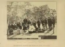 Photographie sépia représentant un groupe d'hommes japonais en tenue traditionnelle et des hommes occidentaux en uniforme.