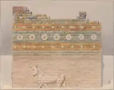 Dessin représentant une partie de la porte : les briques glaçurées surmontent les parties anciennes non glaçurées, qui sont enterrées et réemployées comme fondations.