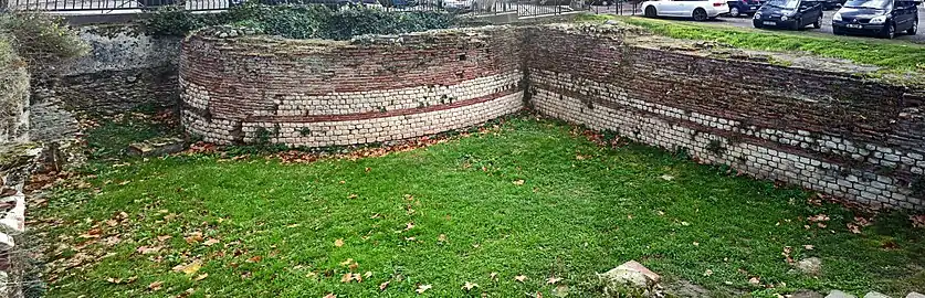 Enceinte gallo-romaine, place Saint-Jacques, près du palais Niel.