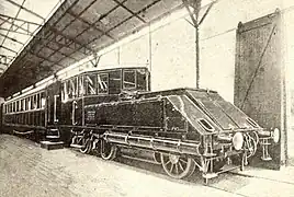 Photographie en noit et blanc de la locomotive. Elle présente des formes très anguleuses et un profil aérodynamique marqué.