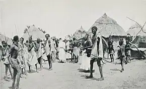 photo en noir et blanc d'un village Shilluk
