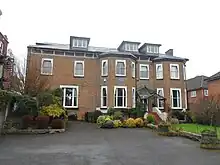 Une maison en briques rouges.