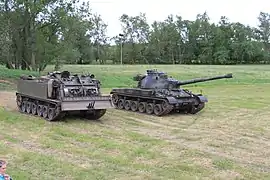 Char 68/88 (à droite) à côté d'un char dépannage 65/88 (à gauche).