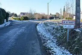 Entrée du Vernet par la RD 175 en provenance de Busset