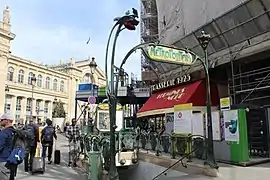 Édicule Guimard d'unaccès de la station.