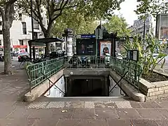 L'un des accès à la station.