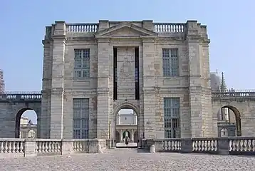 Entrée sud (tour du Bois).