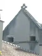 Photographie d'un mur pignon percé de deux orifices.