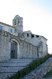 Entrée vers la cour caladée du prieuré de Salagon.