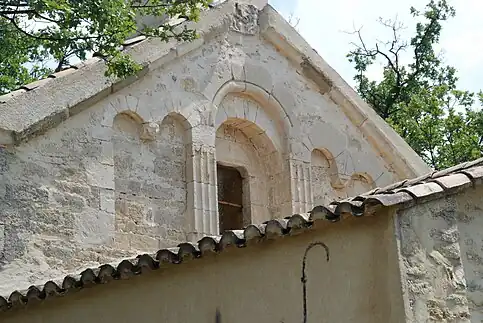 La fenêtre encadrée de pilastres et surmontée du joueur de crouth.