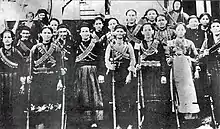 Paysannes épirotes en armes en août 1914 après la proclamation d'autonomie de l'Épire du Nord (Balkans), elles combattront aussi pendant la Première Guerre mondiale.