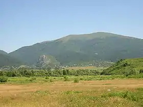 Les monts Ruj vu de la vallée de l'Erma