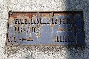 Plaque de cocher au centre du bourg.