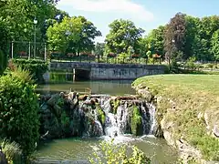 La grande cascade, face au château, en dehors du parc.
