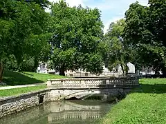 Pont près de l'entrée du parc, bien visible sur la photo précédente.