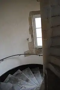 L'escalier en pierre dans la tour nord-ouest.