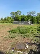 Le puits no 2 dans son environnement, et le sondage de décompression.