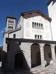 Vue de la façade avec les Béatitudes