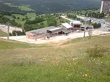 Photographie en surplomb du bâtiment de départ des télécabines.