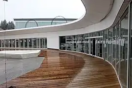 Espace des mondes polaires