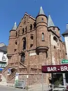 La façade nord-ouest et ses deux tourelles.