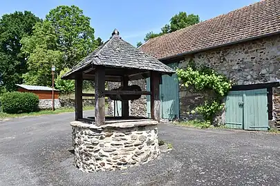 Ancien puits public devant l'église.