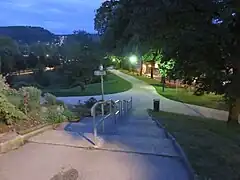 Accès piéton vers le centre-ville historique.