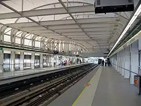 Une rame quittant la station en direction de Vicente Valdés.