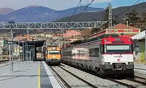 Croisement de deux trains électriques de la série 447 à Ripoll.