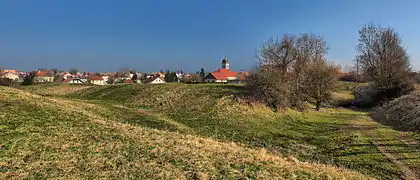 Les vestiges engazonnés du château des Archevêques.