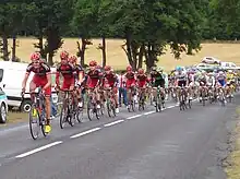 Photographie des coureurs de l'équipe BMC en tête de peloton lors de la 8e étape du Tour de France 2011