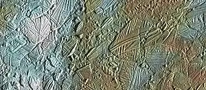 Des blocs bleus clairs et d'autres motifs similaires à des empreintes sont visible à la surface.