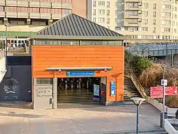 « Gare d'Évry Courcouronnes », à l'entrée Cours Blaise-Pascal, en 2020.