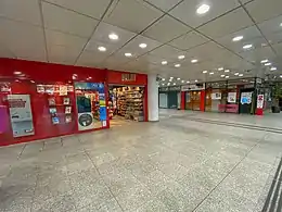 Le kiosque à journaux et la boutique Navigo.