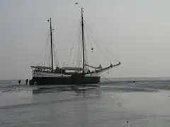 Échouage d'un bateau à fond plat.