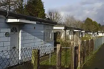 Préfabriqués de type Uni-Seco aujourd'hui classés, et situé sur l'Excalibur Estate (en)