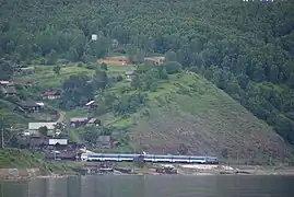 Train partant vers Slioudianka et des maisons.