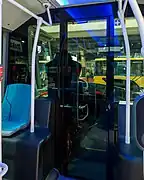 Vue du poste de conduite depuis l'espace voyageurs.