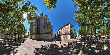 Vue panoramique 360° de la place Jean-Jaurès, vue sur l'extérieur de la collégiale.