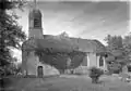Aspect de l'église en 1941 : elle était alors couverte de végétation et l'on peut lire 1809 en tuiles de différentes couleurs sur la toiture.