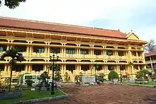 Façade d'un bâtiment à trois étages.
