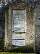 Mémorial à l'extérieur de l'église.