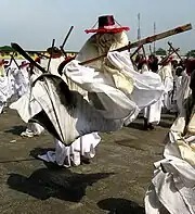 Un saut du festival de mascarade Eyo Iga Olowe Salaye