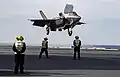 F-35B en atterrissage vertical sur le pont du porte-avions HMS Queen Elizabeth.