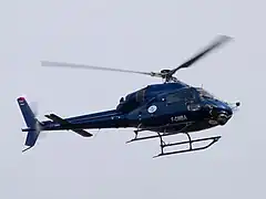 Hélicoptère caméra suivant la course.