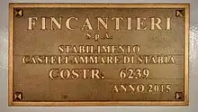 Une plaque portant l'inscription « Fincantieri S.p.A. stabilimento Castellammare di Stabia, costr. 6239, anno 2015 »