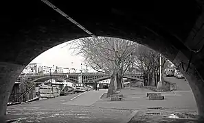 Le port de la Tournelle vu depuis le pont éponyme en direction du pont de Sully.