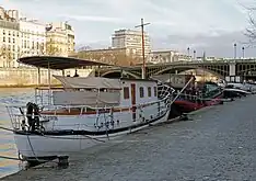 Bateaux amarrés au quai.